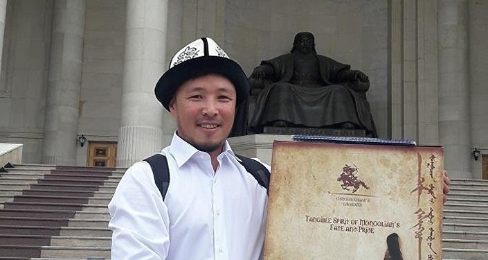 В свою очередь Баттулга подарил художнику бронзовую статуэтку воина, а также вручил книгу рекордов Монголии со своей росписью