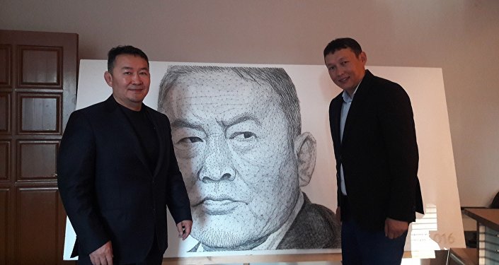 Кыргызстанскому художнику Азамату Жаналиеву удалось встретиться с новоизбранным президентом Монголии Халтмаагийном Баттулгой и подарить его портрет из ниток и гвоздей