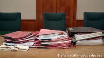 Папки на столе в зале суда 
