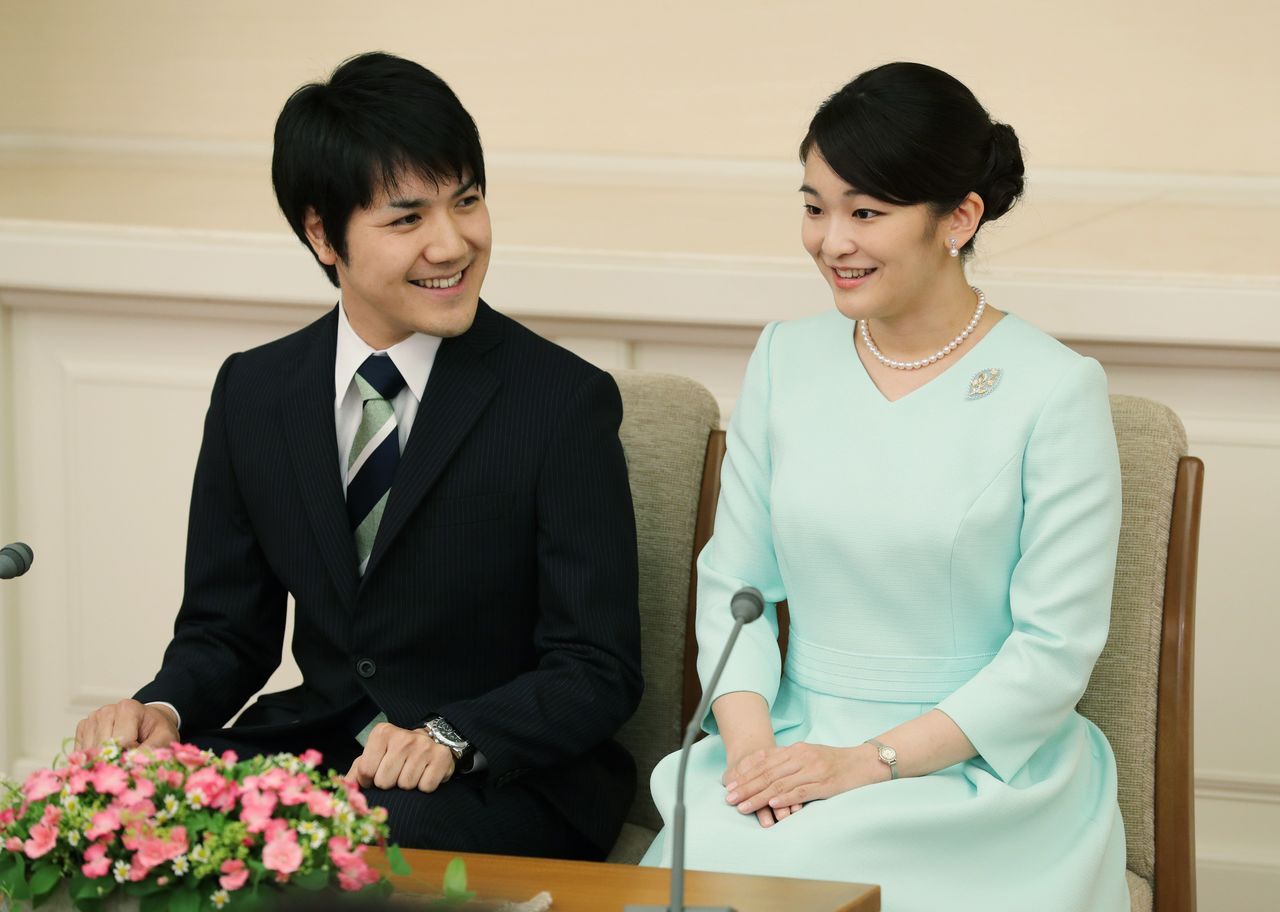 Принцесса Мако и Комуро Кэй во время пресс-конференции 3 сентября 2017 года в усадьбе Акасака-Хигаси в токийском районе Минато (представительская фотография Jiji Press)